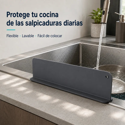 A1 | Protector antisalpicaduras instalado en el borde frontal del lavaplatos