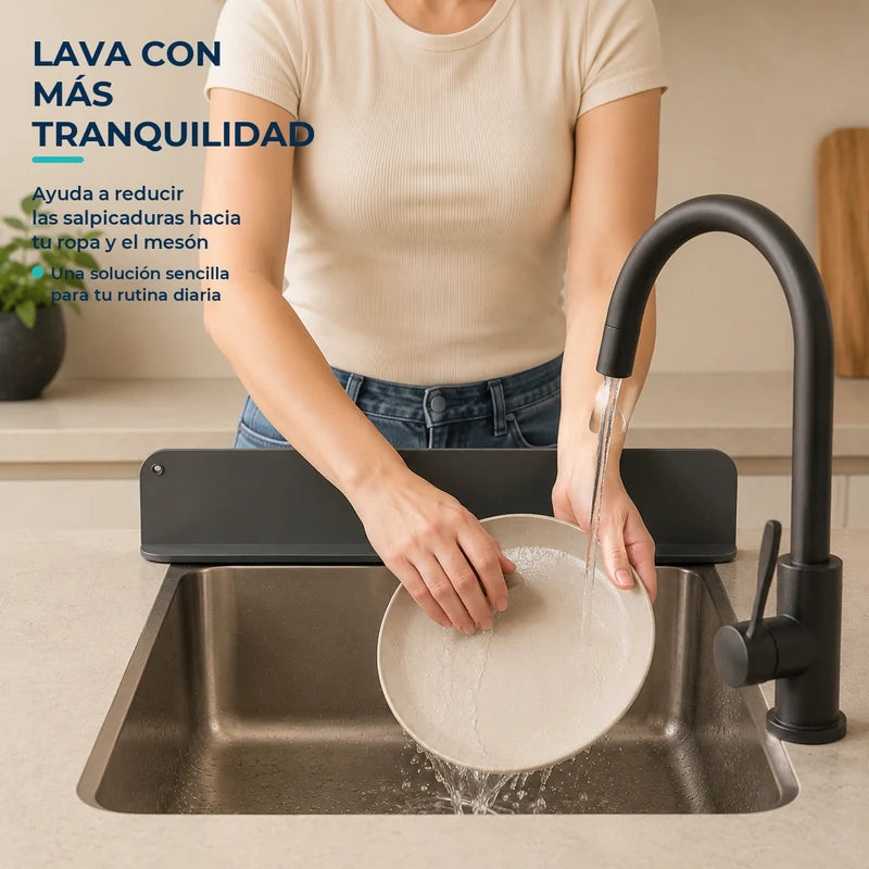 A9 | Persona usando el protector antisalpicaduras frente al lavaplatos