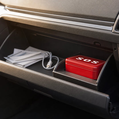 [B1] Kit SOS guardado en un compartimento del carro