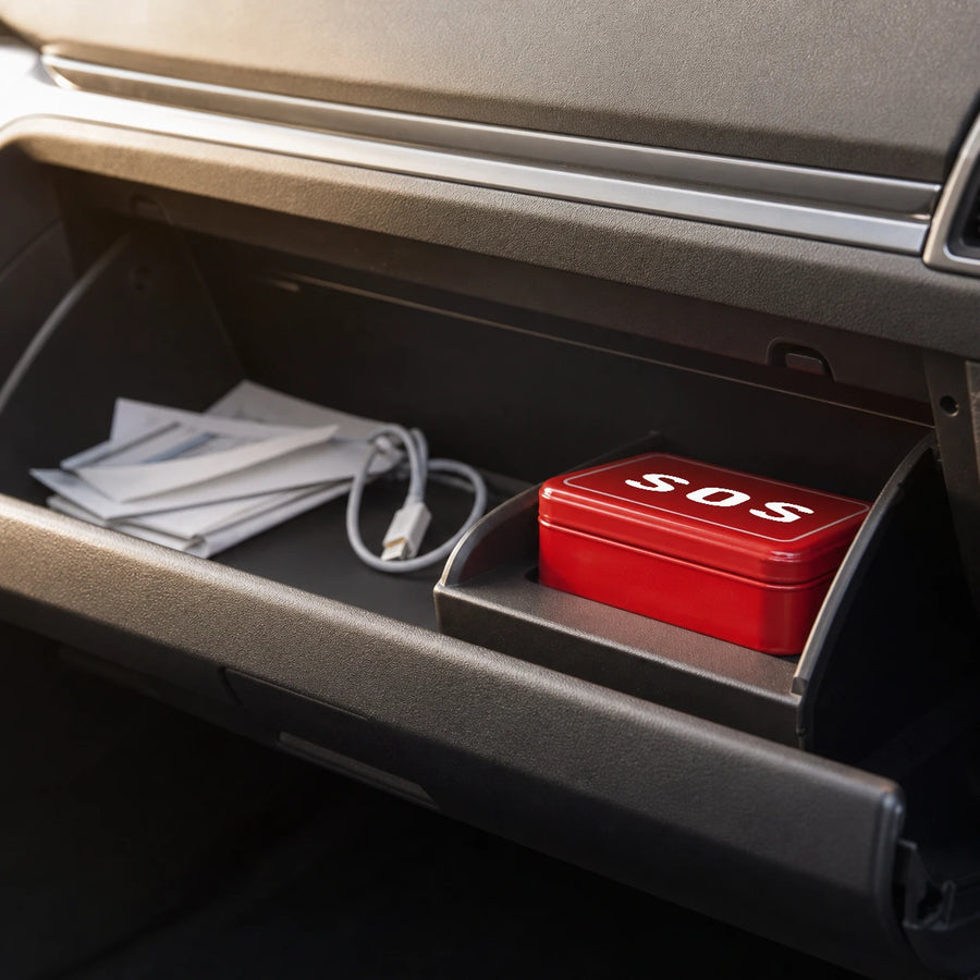 Kit SOS guardado en un compartimento del carro